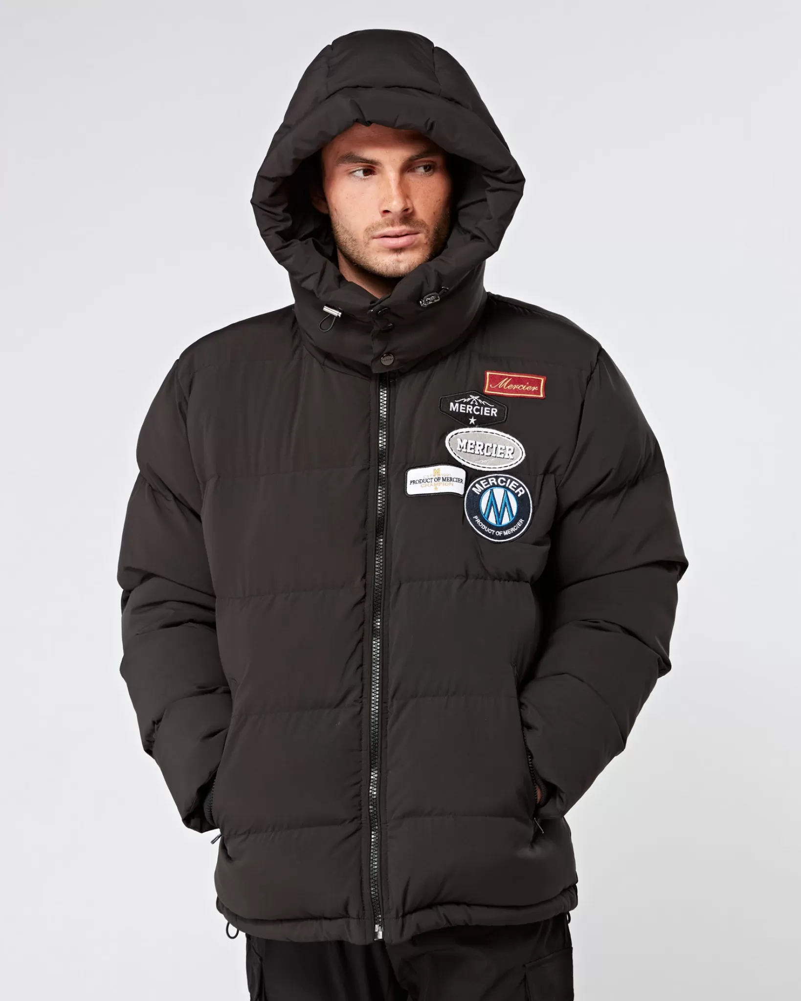 Fashion Mercier Piumino nero e distintivo.